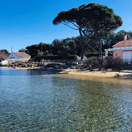 La Baie Climatise, Vue Mer, Pour 4 Personnes Avec Piscine Sur La Presqu'ile De Giens A Apartment