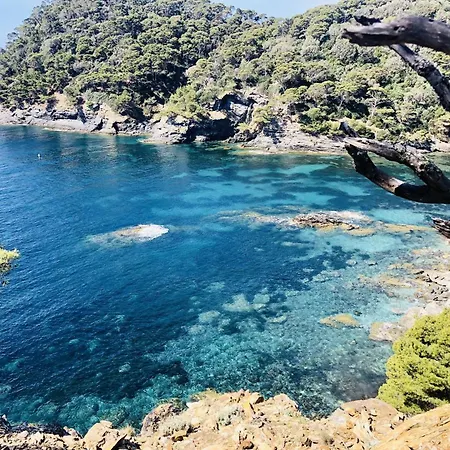 La Baie Climatise, Vue Mer, Pour 4 Personnes Avec Piscine Sur La Presqu'ile De Giens A Hyeres
